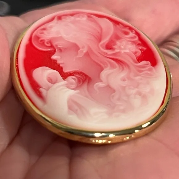 Vintage Cameo left facing Red and White Brooch - Picture 4 of 7